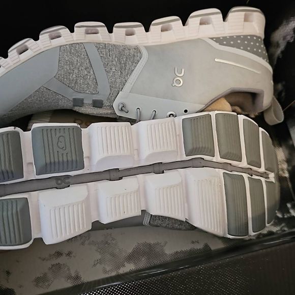 ON RUNNING
Womans CLOUD TERRY Silver size 9.5
No box - Picture 4 of 6